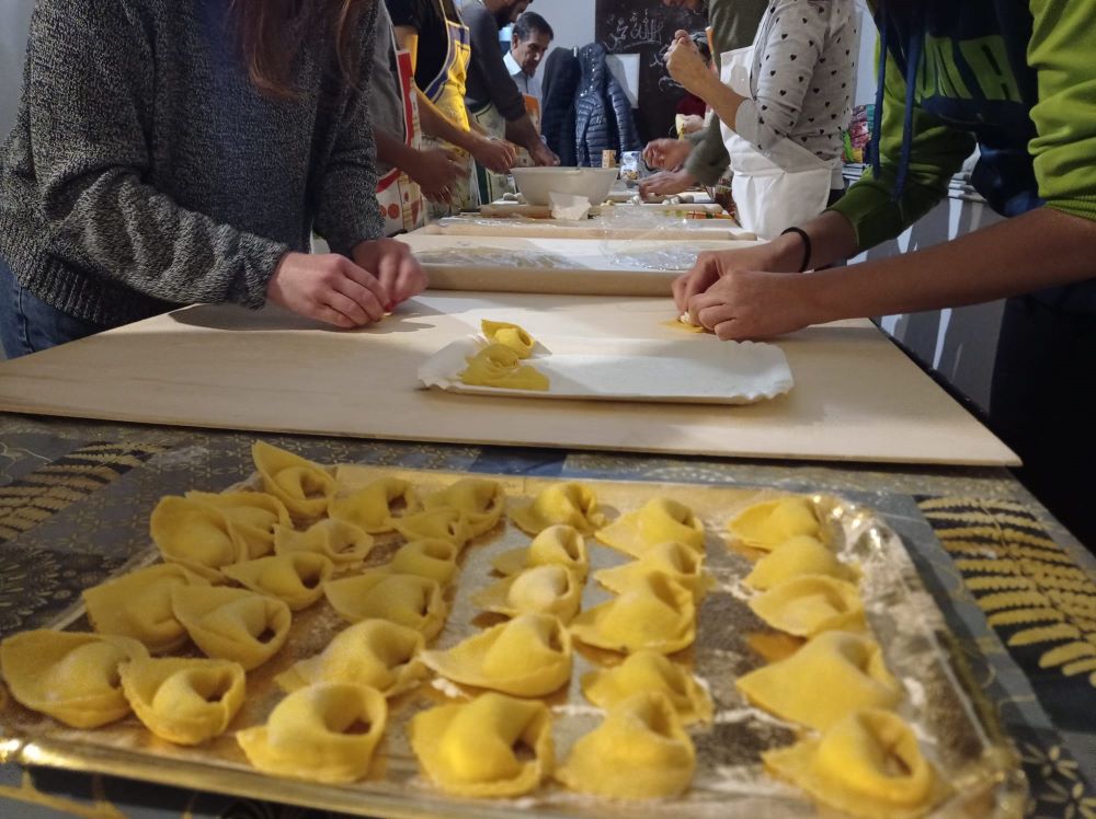 Tortelloni e salsa tunisina, il laboratorio di pasta fresca: gustosa la 'prima'