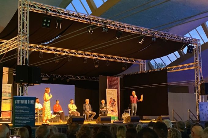 Caro Migrante”, niente paura. Parola di Pif e Zuppi