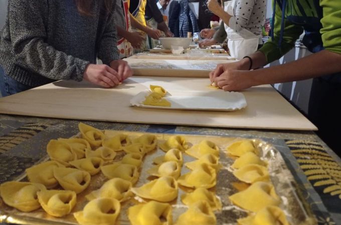 Tortelloni e salsa tunisina, il laboratorio di pasta fresca: gustosa la 'prima'